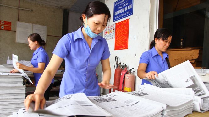 Nhân viên Công ty In tổng hợp Cần Thơ chuẩn bị phụ trang Cùng bạn chọn trường tặng thí sinh tham dự Ngày hội tư vấn tuyển sinh - hướng nghiệp năm 2017, tổ chức tại ĐH Cần Thơ - Ảnh: Chí Quốc