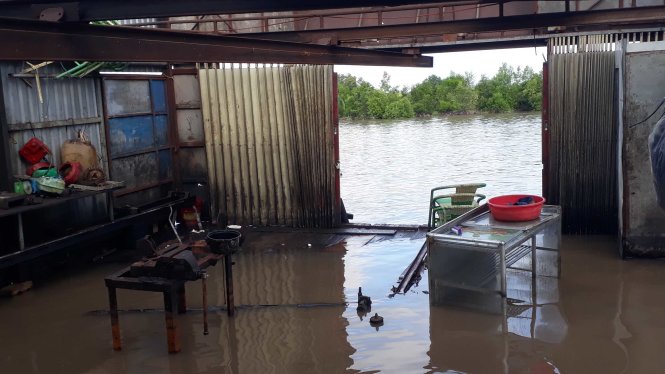 Hiện trạng một căn nhà ở khóm 8 (thị trấn Năm Căn) bị sạt lở làm sụp lún dưới sông - Ảnh : N. Hùng