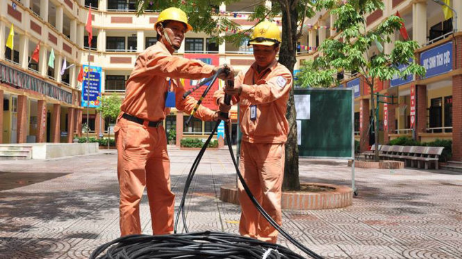 Ngày 2-6, Điện lực Hà Nội đã yêu cầu các đơn vị huỷ toàn bộ lịch cắt điện phục vụ sửa chữa, cải tạo, nâng cấp lưới điện trong những ngày nắng nóng trên 36 độ C - Ảnh: Xuân Thành