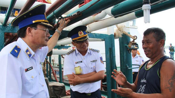 Thiếu tướng Doãn Bảo Quyết (trái) - phó chính ủy Cảnh sát biển VN - trực tiếp lấy lời khai của thuyền trưởng tàu nước ngoài buôn lậu dầu - Ảnh: Duy Khánh