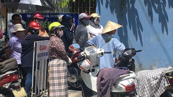 Hôm nay tại Đà Nẵng diễn ra kỳ thi tuyển sinh vào lớp 10. Trong ảnh phụ huynh đội nắng ngón con sau giờ thi trước cổng trường - Ảnh: TRƯỜNG TRUNG
