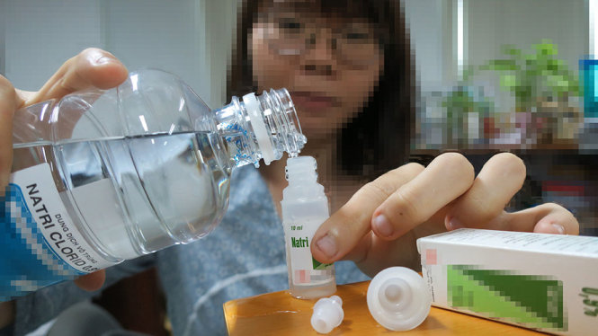 Không nên chiết nước muối sinh lý từ chai lớn ra chai nhỏ để dùng nhỏ mắt, mũi - Ảnh: T.T.D.