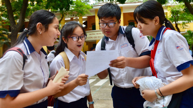 Thí sinh sau giờ thi môn chuyên tại điểm thi Trường THPT Trưng Vương (Q.1, TP.HCM) - Ảnh: Duyên Phan