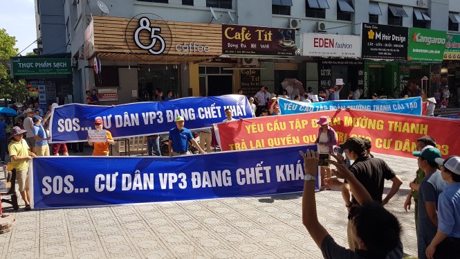 Cư dân tòa nhà VP3 căng băng rôn phản đối vì khát nước sạch - ảnh T.P.
