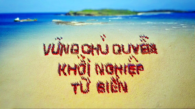 Sinh viên xếp chữ “Vững chủ quyền, khởi nghiệp từ biển” tại bãi biển Triều Dương (đảo Phú Quý) chiều 3-6 - Ảnh do ban tổ chức cung cấp