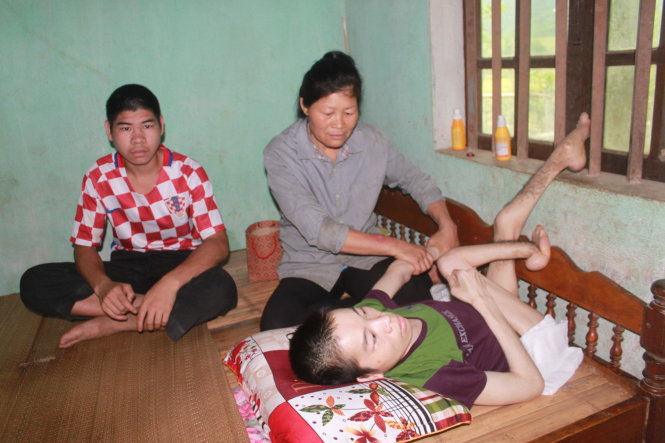 Bà Lê Thị Công và hai đứa con - một tật nguyền, một thiểu năng trí tuệ -
Ảnh: HÀ ĐỒNG