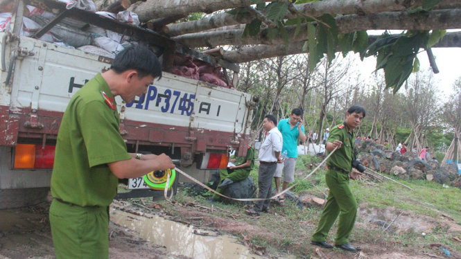 Công an khám nghiệm hiện trường vụ cẩu cây dầu làm cúp điện toàn miền nam ngày 22-5-2013 - Ảnh: Bá Sơn