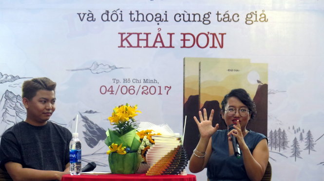 Tác giả Khải Đơn (phải) đang chia sẻ những câu chuyện về người trẻ đương đại - Ảnh: L.Điền