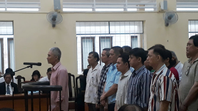 Các “đại gia” ngành thủy sản Cà Mau và các đồng phạm hầu tòa - Ảnh: N. Hùng.
