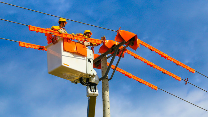 EVNCPC thực hiện sửa chữa nóng lưới điện, giải pháp không cắt điện khách hàng - Ảnh: ĐĂNG ĐỆ
