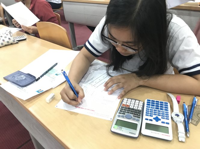Thí sinh làm bài kiểm tra năng lực môn toán tại Trường ĐH Quốc tế (ĐHQG TP.HCM) ngày 27-5 - Ảnh: BÍCH NGỌC