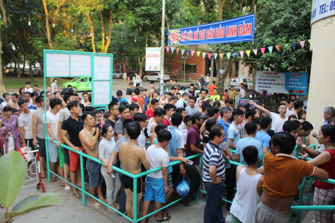 Cách phổ biến nhất được nhiều người lựa chọn là tìm đến các bể bơi. Rất đông người xếp hàng vào bể bơi Linh Đàm, Hà Nội chiều 4-5 - ẢNH: Chí Tuệ