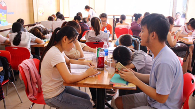 Đối diện với ký túc xá là một cửa hàng tiện lợi. Hầu hết các bạn sinh viên trường báo đều chọn cách đến đây để ôn thi và nghỉ ngơi vì có điều hòa mát - Ảnh: HÀ THANH