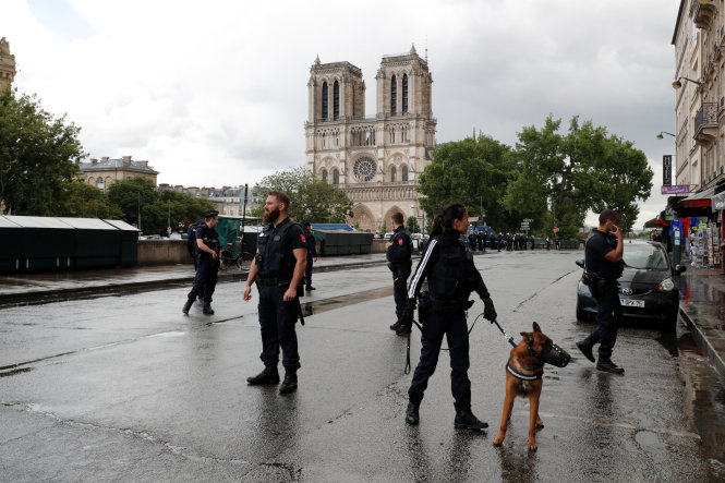 Cảnh sát Pháp phong tỏa khu vực quanh nhà thờ Notre Dame ở Paris ngày 6-6 - Ảnh: Reuters