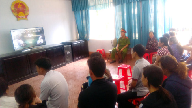 Do lượng bị hại và người có nghĩa vụ quyền lợi liên quan lớn nên HĐXX phải bố trí nhiều phòng theo dõi để những người có liên quan có thể theo dõi quá trình xét xử - Ảnh: B.D