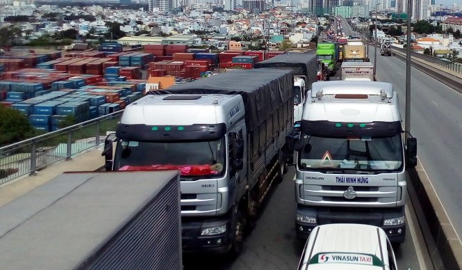 Giao thông “tê liệt” trên Cầu Phú Mỹ hướng từ quận 7 đi quận 2 – Ảnh: Hải Hiếu