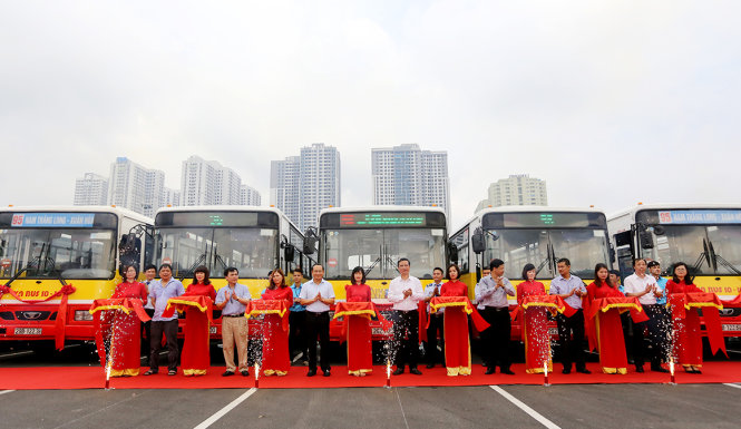 Lễ khai trương 2 tuyến xe buýt số 95, 95 kết nối Hà Nội với huyện ngoại thành Đông Anh và thị trấn Xuân Hòa, tỉnh Vĩnh Phúc - Ảnh: TUẤN PHÙNG