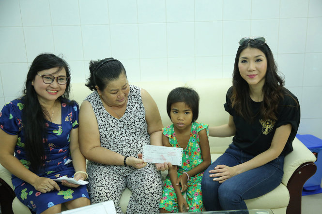Siêu mẫu Ngọc Quyên thăm hỏi những bệnh nhi tại bệnh viện Nhi đồng chiều 7-6 - Ảnh: MAISON DE BIL
