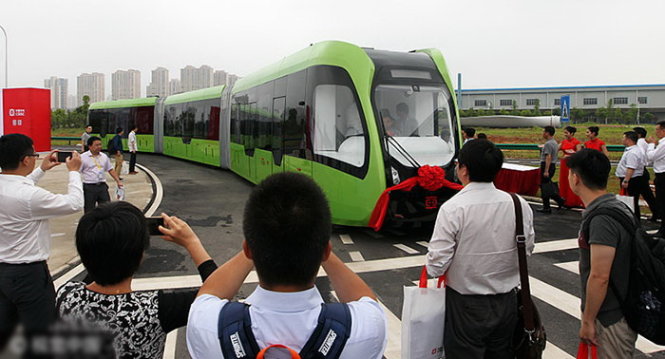 Tàu điện chạy trên