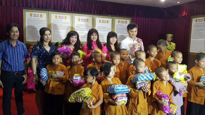 Các nghệ sĩ trao quà cho các em mồ côi, cơ nhỡ ở mái ấm Từ Hạnh - Ảnh: Nguyễn Lộc