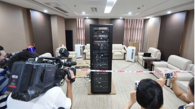 Robot AI-MATHS đang làm bài thi ở Thành Đô - Ảnh: Tân Hoa xã
