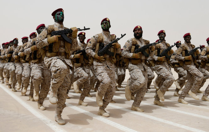 Quân đội Saudi Arabia trong một cuộc diễu binh - Ảnh: Reuters