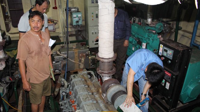 Đại diện Mitsubishi Nhật Bản tại Singapore tham gia kiểm tra tàu của ông Đinh Công Khánh có máy bị gỉ sét, hư hỏng - Ảnh: Thái Thịnh