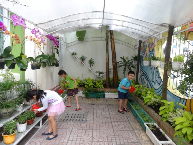 Học sinh Trường mầm non 30-4 (Q.1, TP.HCM) chăm sóc Vườn cây của bé - Ảnh: H.HG.