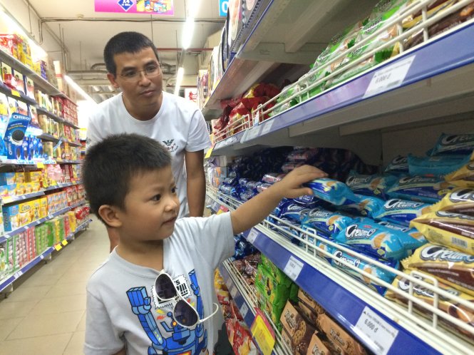 Các bác sĩ khuyên thay vì cho trẻ ăn đường có trong bánh kẹo, nước ngọt, phụ huynh nên cho trẻ ăn đường tự nhiên - Ảnh minh họa: CHÂU ANH