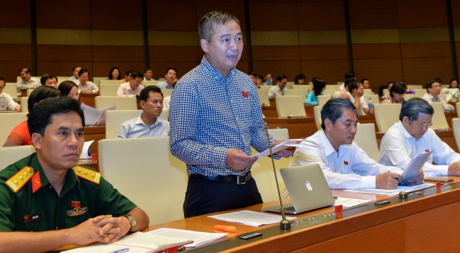 Đại biểu Nguyễn Lân Hiếu (An Giang) phát biểu thảo luận tại hội trường - Ảnh: HOÀNG NAM