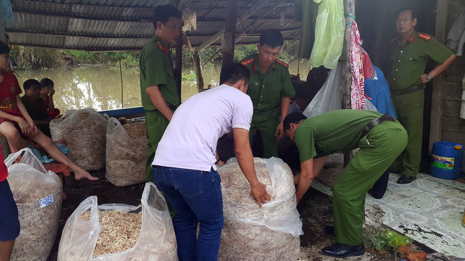 200kg bắp chuối bào ngâm chất tẩy trắng bị bắt quả tang - Ảnh: HUY PHÁCH