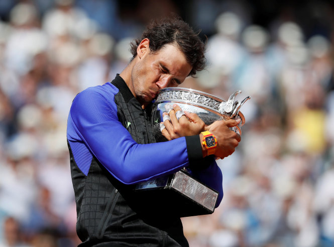 Nadal bên cạnh chức vô địch Roland Garros thứ 10 trong sự nghiệp. Ảnh: REUTERS