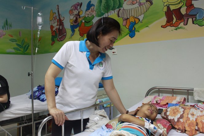 Chị Hương chăm sóc một bệnh nhi ung thư ở Bệnh viện Ung bướu Đà Nẵng - Ảnh: Đoàn Nhạn