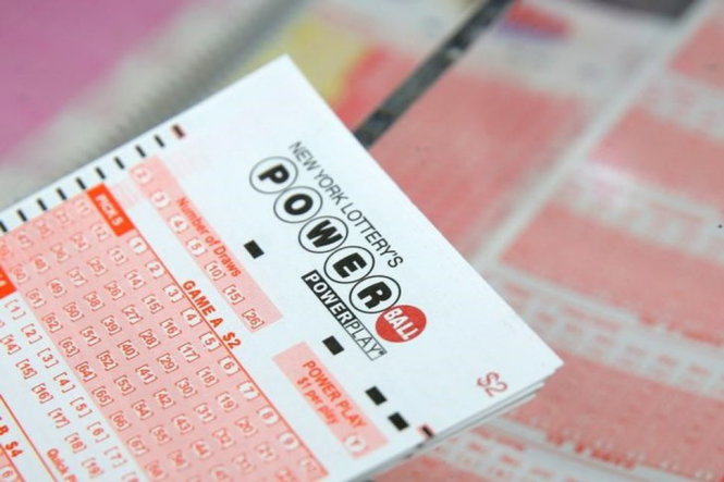 Một tấm vé số Powerball bán ra ngày 22-2 tại New York, Mỹ. Giải độc đắc khi đó là 435,3 triệu USD - Ảnh: Reuters