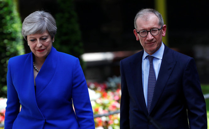 Thủ tướng Anh Theresa May (trái) và phu quân ngày 9-6 - Ảnh: Reuters