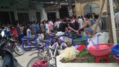 Người dân xã Hữu Bằng bàng hoàng khi biết tin cháu bé 35 ngày tuổi tử vong trong chậu nước - ảnh: Beat.vn