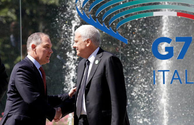 Giám đốc EPA Scott Pruitt (trái) bắt tay với Bộ trưởng môi trường Ý Gian Luca Galletti tại Hội nghị bộ trưởng môi trường G7 ngày 11-6 - Ảnh: Reuters