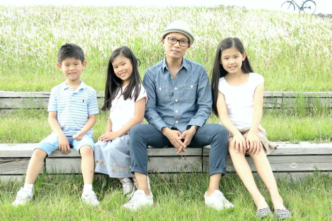 Ca sĩ Hải Triều và các em nhỏ Việt kiều Nhật trong MV Quê hương