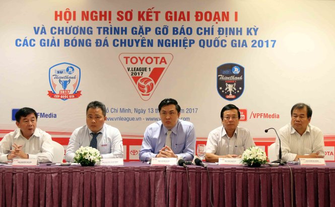 Lãnh đạo VPF và ban tổ chức giải trả lời báo chí. Ảnh: N.K