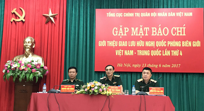 Tổng cục chính trị Quân đội Nhân dân Việt Nam thông báo nội dung Giao lưu hữu nghị Quốc phòng Biên giới Việt Nam - Trung Quốc lần 4 tại cuộc họp báo ở Hà Nội trưa 13-6. Ảnh: Q. TR.