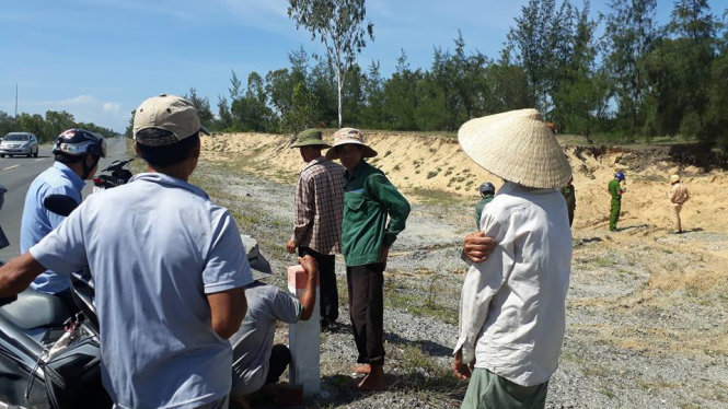 Hiện trường nơi xảy ra vụ tai nạn giữa xe tải chở cát lậu và xe máy - Ảnh: C.A