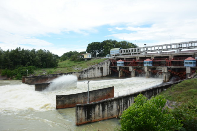 Đập tràn hồ thủy lợi Dầu Tiếng (huyện Dương Minh Châu, Tây Ninh) trong một lần xả nước - Ảnh: Đức Trong