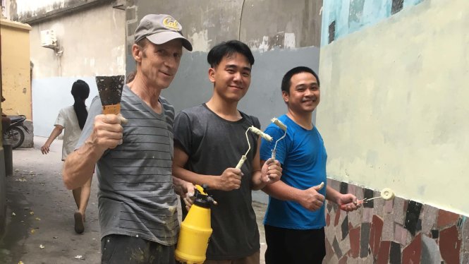 Không chỉ xóa các quảng cáo bẩn, ông Paul cùng các bạn trẻ còn sơn lại những nơi đã bị quảng cáo bôi bẩn, làm cho phố đẹp hơn - Ảnh: Hà Thanh