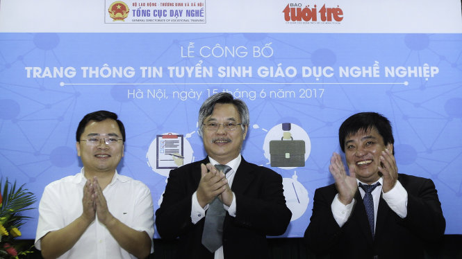 Ông Nguyễn Anh Tuấn, Bí thư Trung ương Đoàn TNCS Hồ Chí Minh, ông Nguyễn Hồng Minh, Tổng cục trưởng Tổng cục Dạy nghề, và ông Lê Thế Chữ, Phó tổng biên tập phụ trách báo Tuổi trẻ (từ trái qua phải) công bố trang thông tin tuyển sinh giáo dục nghề nghiệp - Ảnh: Nguyễn Khánh