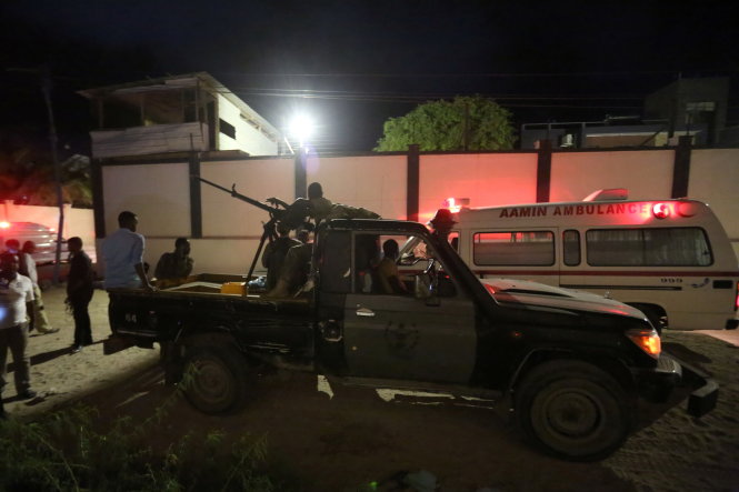 Cảnh sát Somalia có mặt tại hiện trường từ tối 14-6 - Ảnh: Reuters