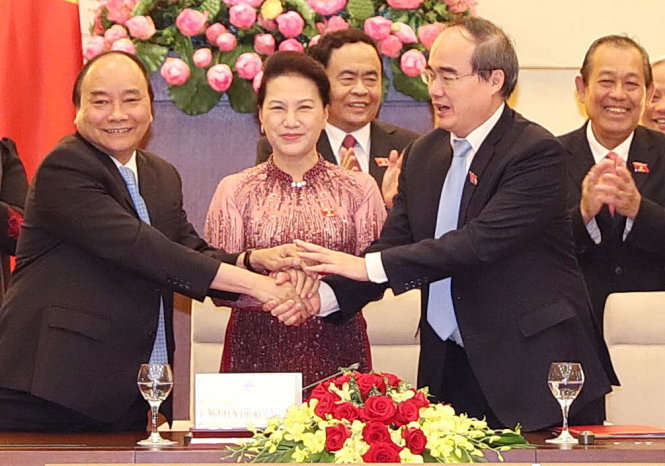 Chủ tịch Quốc hội Nguyễn Thị Kim Ngân, Thủ tướng Nguyễn Xuân Phúc và Chủ tịch Ủy ban Trung ương Mặt trận Tổ quốc Việt Nam, Bí thư Thành ủy TP.HCM Nguyễn Thiện Nhân tại lễ ký nghị quyết liên tịchẢnh: TTXVN