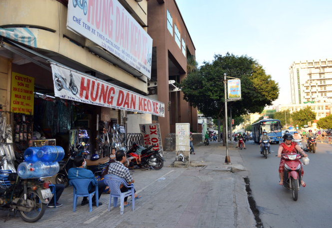 Từ thông tin người dân phản ảnh trực tuyến, một cửa hàng trên đường Phan Đăng Lưu (Q.Bình Thạnh, TP.HCM) bị lực lượng chức năng xử lý hành vi lấn chiếm vỉa hè sáng 15-6 - Ảnh: DUYÊN PHAN