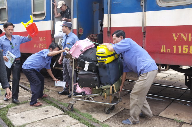 Hành khách khó khăn để lên và xuống tàu tại ga Huế - Ảnh: HOÀI LINH