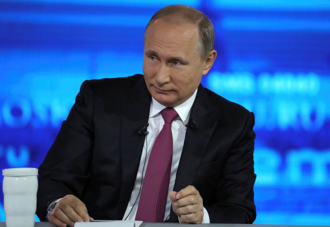 Tổng thống Vladimir Putin trả lời các câu hỏi của người dân vào ngày 15-6 - Ảnh: Reuters
