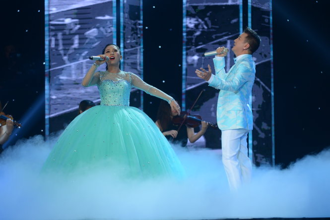 Helen Thủy và HLV Đàm Vĩnh Hưng trình diễn ca khúc Ngẫu hứng bolero trong đêm chung kết Thần tượng bolero tối 15-6 - Ảnh: QUANG ĐỊNH